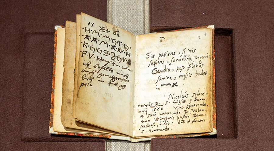 Ein gestohlenes Stammbuch mit einem handschriftlichen Eintrag des Reformators Philipp Melanchthon. Foto: Stiftung Luthergedenkstätten in Sachsen-Anhalt/ Uwe Schulze