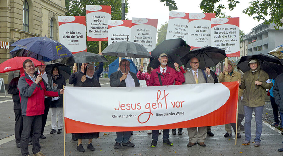 Der „Wallgang“ wurde von der Evangelischen Allianz Krefeld und der Arbeitsgemeinschaft christlicher Kirchen Krefeld veranstaltet. Foto: Ulrich Freischlad
