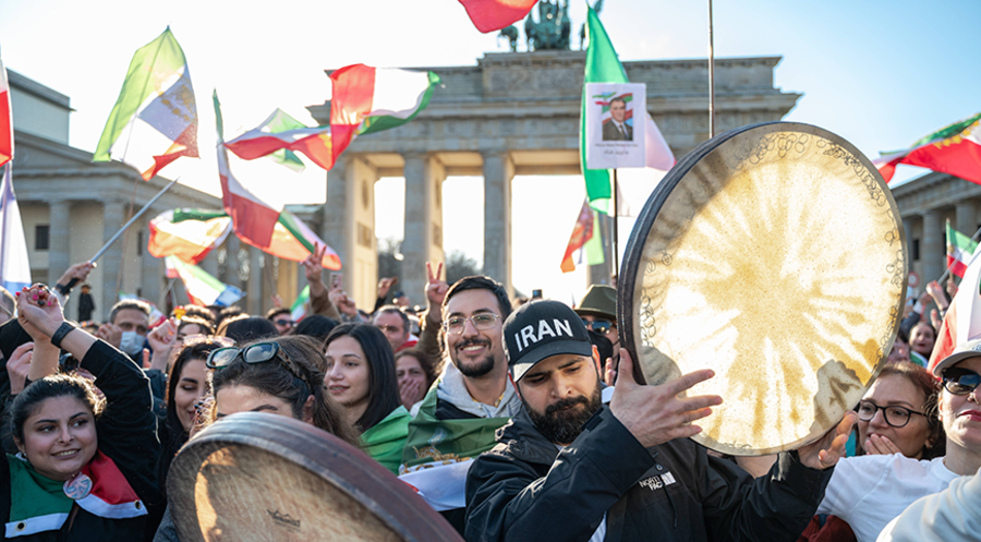Protestierende Exil-Iraner in Berlin: „Die feiernden Demonstranten auf deutschen Straßen sind ein Geschenk.“ Foto: picture alliance/SZ Photo/Olaf Schülke 