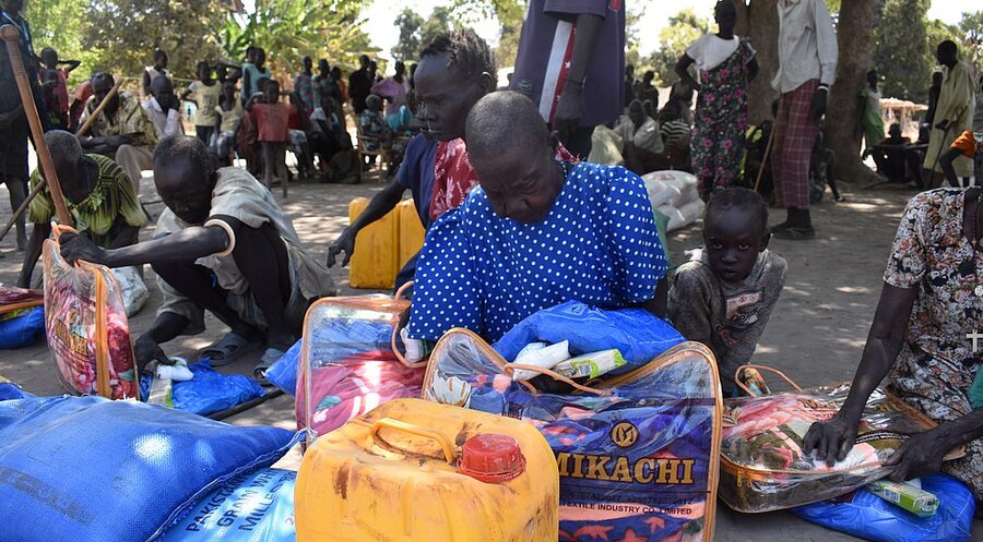 Die Verteilung von Nahrungsmittelhilfe hilft Leprakranken im südsudanesischen Dorf Malou dabei, ihren Alltag zu bewältigen. Foto: Hoffnungszeichen