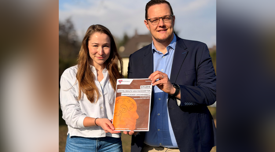 Studienautorin Sina Müller und Instituts-Leiter Prof. Florian Karcher präsentieren den Forschungsbericht. Foto: CVJM-Hochschule