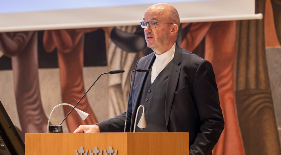 Landesbischof Tobias Bilz hat das Kirchengesetz zur Anerkennung sexualisierter Gewalt unterzeichnet. Foto: EVLKS