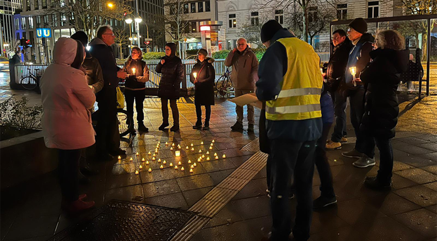 Eine Gebetswache in der Nähe der Synagoge in Frankfurt am Main. Foto: Privat