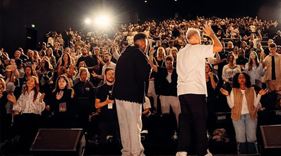 Die Pastoren Henok Worku (li.) und Adam Smallcombe freuen sich über die zahlreichen Gäste zum Auftakt. Foto: Vive Church