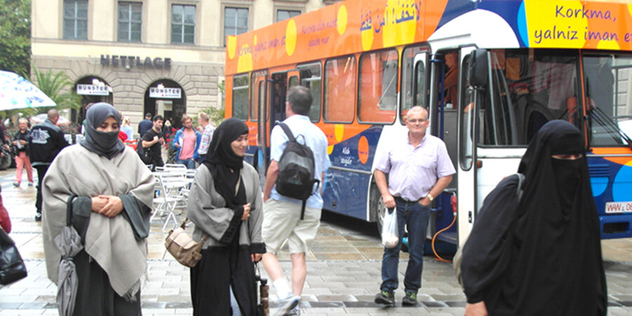 Mit dem „Kulturdialog-Bus“ werden vor allem Muslime erreicht.  Foto: Barmer Zeltmission/ Hermann Fürstenberger