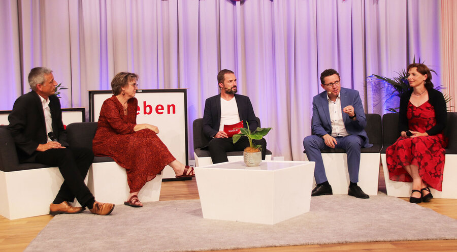 Johannes und Andrea Luithle (links im Bild) wurden verabschiedet, David und Anette Jarsetz (rechts im Bild) wurden neu eingesetzt. In der Bildmitte: Moderator Christoph Kiess. Foto: Jochen Lengle