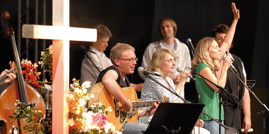 Moderner Lobpreis wird oft von Musikteams geleitet. Foto: Felix Kästle