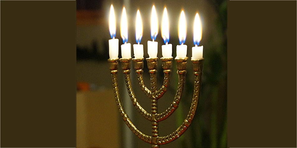 Eine Menora ist ein siebenarmiger Leuchter und eines der wichtigsten religiösen Symbole des Judentums. Symbolfoto: pixabay.com