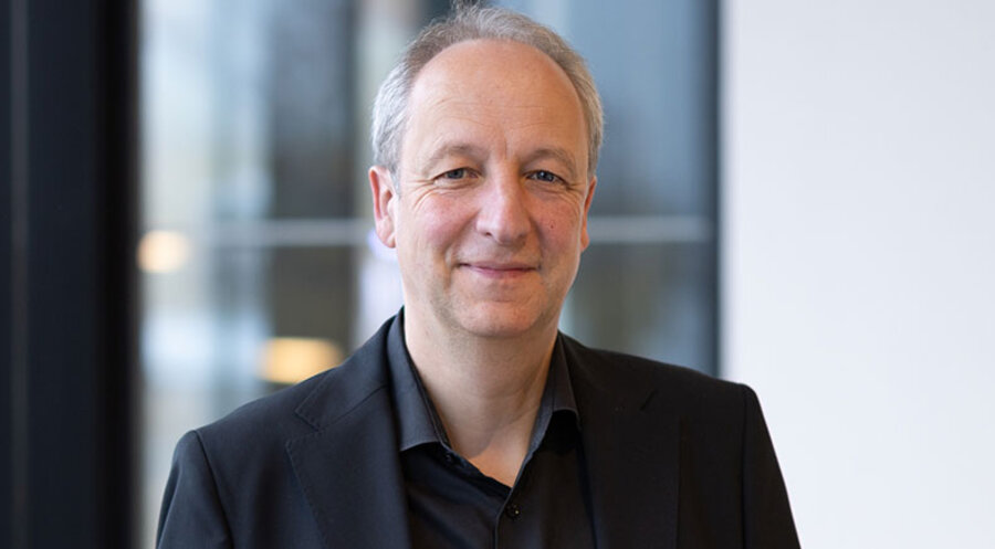 Will dem zunehmenden Mitgliederschwund mit einem Kontakt- und Besuchsjahr entgegenwirken: Landesbischof Christian Stäblein. Foto: EKD/mck