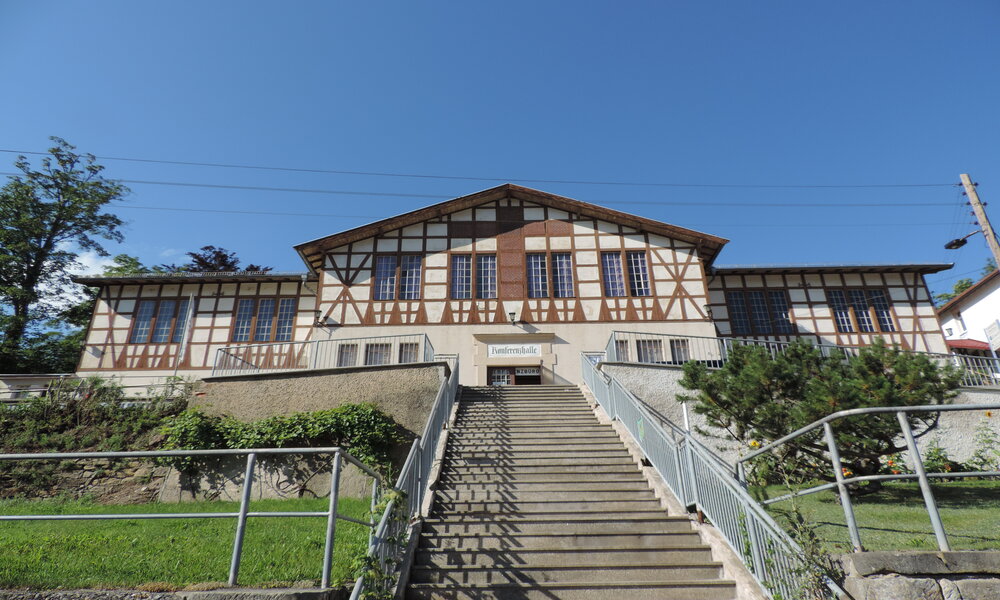 Blick auf die historische Konferenzhalle auf dem Allianzgelände in Bad Blankenburg. Foto: IDEA/ Daniela Städter
