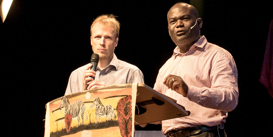 Der Gebietsleiter des Missionswerks „Operation Mobilisation“ in Afrika, Melvin Chiombe (rechts). Foto: OM
