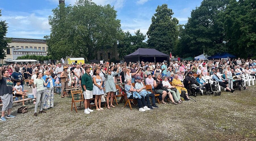 2.000 Besucher kamen zum Freiluftgottesdienst der Evangelischen Allianz Bielefeld im Ravensberger Park. Foto: Edwin Schulz