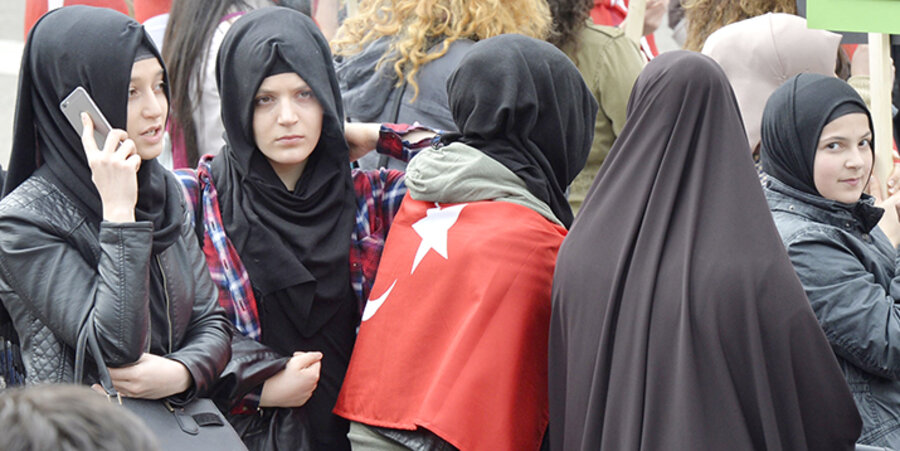 Laut der Umfrage fühlen sich zwar 90 Prozent der Türkeistämmigen in Deutschland wohl, zugleich sehen sich jedoch 51 Prozent als „Bürger zweiter Klasse“. Foto: picture-alliance/Winfried Rothermel