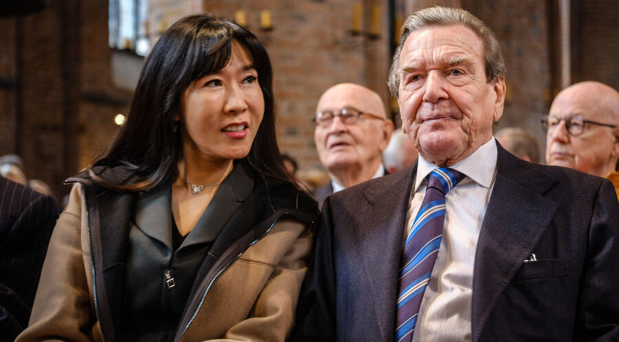 Gerhard Schröder mit seiner Frau So-yeon Schröder-Kim bei der Einweihung des Reformationsfensters in der evangelischen Marktkirche Hannover. Foto: picture alliance / epd-bild | Jens Schulze