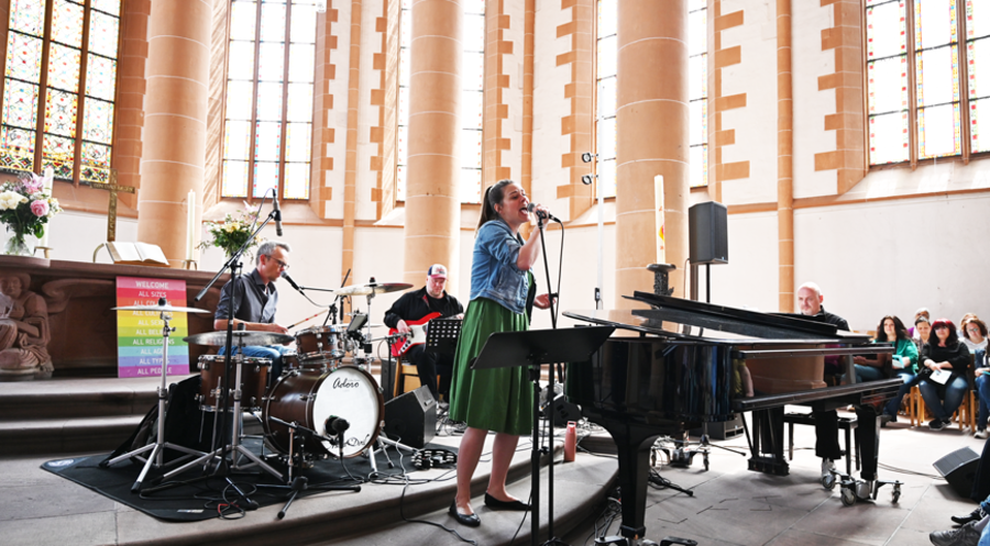 Tine Wiechmann und Band performen Lieder von Lady Gaga. Foto: IDEA/Erika Weiss