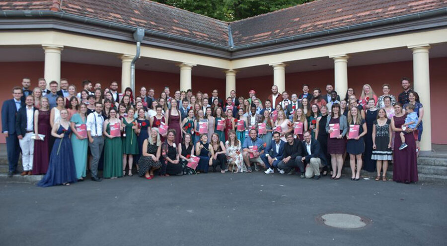 Die CVJM-Hochschule in Kassel hat am 17. Juli 16 Absolventen verabschiedet. Foto: CVJM Hochschule Kassel
