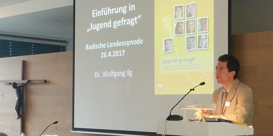 Der Tübinger Theologe und Psychologe Wolfgang Ilg während der Vorstellung der Studie „Jugend gefragt“. Foto: ekiba