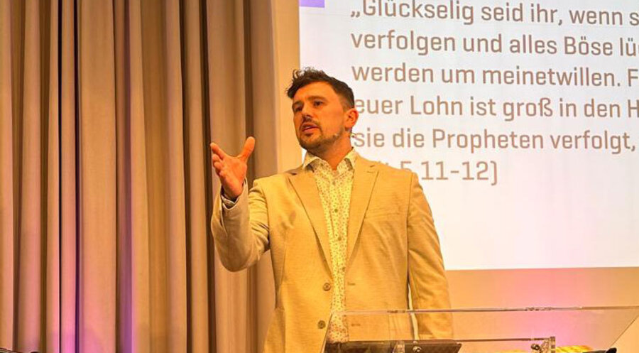 Pastor Waldemar Justus sprach bei der JESUS25-Konferenz. Foto: Thomas Richter