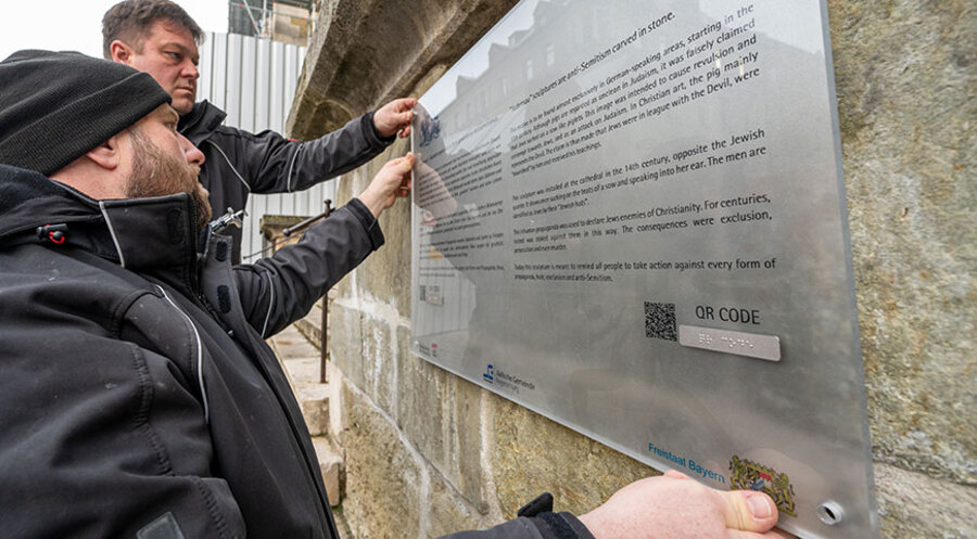 Nach langem Streit um die sogenannte "Judensau"-Plastik am Regensburger Dom wurde am 23. Januar eine Informationstafel über die antisemitische Skulptur enthüllt. Foto: Picture Alliance/dpa/Armin Weigel