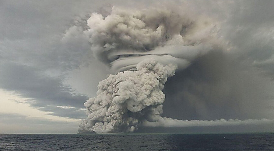 Am 14. und 15. Januar brach der Vulkan Hunga Tonga-Hunga Haʻapai auf dem Inselstaat Tonga mit massiven Eruptionen aus. Foto: picture alliance / ZUMAPRESS.com | Tonga Geological Services