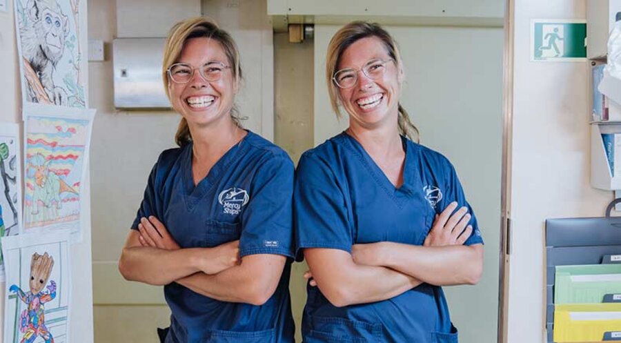 Die eineiigen Zwillinge Ruth und Tabea Nusser. Foto: Mercy Ships