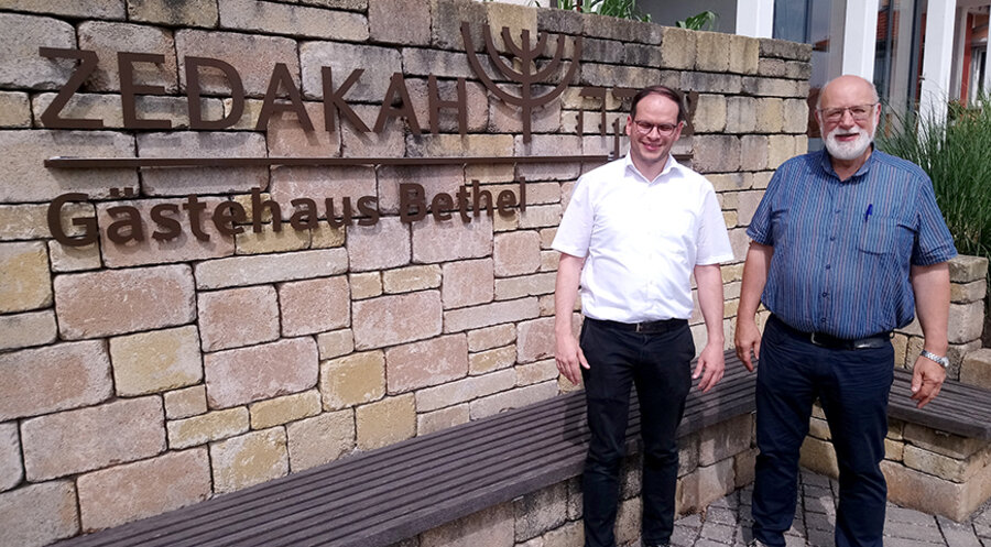 v. l.: Frank Clesle und Martin Meyer vor dem Zedakah-Gästehaus in Maisenbach. Foto: Zedakah e. V.