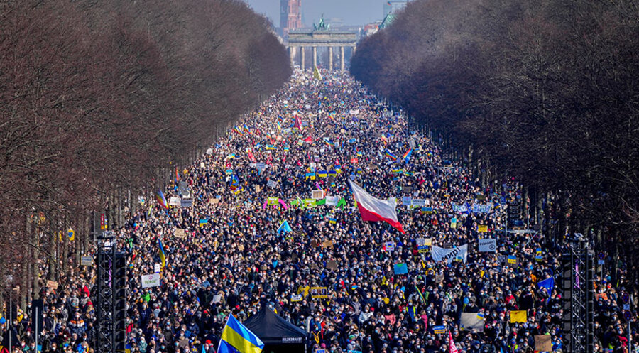 Mehr als 100.000 Menschen haben am 27. Februar in Berlin gegen die Invasion russischer Truppen in die Ukraine demonstriert. Foto: picture alliance / ASSOCIATED PRESS | Markus Schreiber