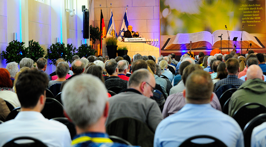 „Prophetie für den Alltag? Auch Christen müssen Prophetie ertragen“. Unter diesem Titel fand die mit gut 400 Besuchern besetzte Veranstaltung statt. Foto: Bibel-Center Breckerfeld/Rocco Grämmel