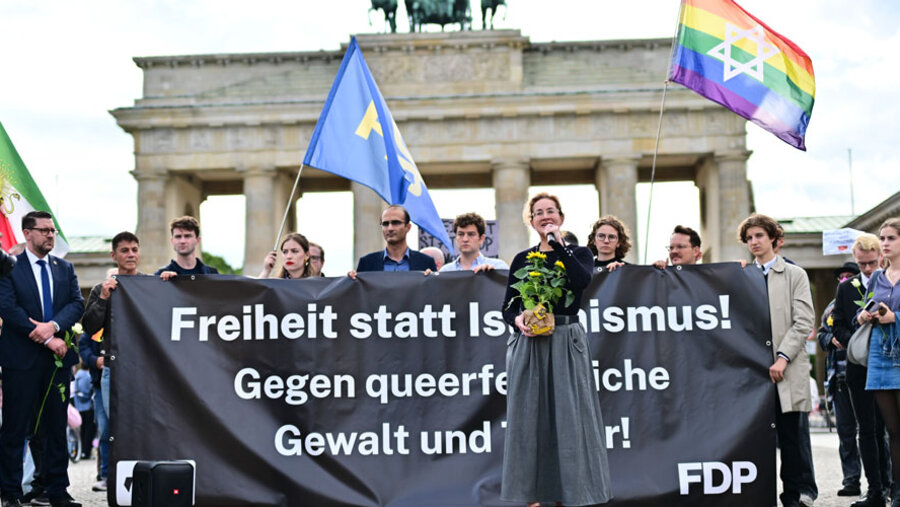 Karoline Preisler (FDP) spricht während der Demonstration „Freiheit statt Islamismus - gegen queerfeindliche Gewalt und Terror" der Jungen Liberalen Berlin vor dem Brandenburger Tor.