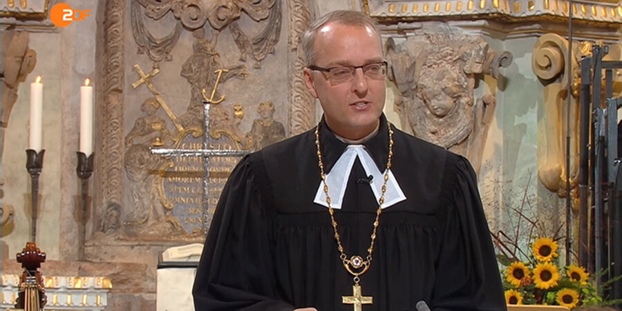 Der Landesbischof der Evangelisch-Lutherischen Landeskirche Sachsens, Carsten Rentzing, im Ökumenischen Gottesdienst zum Tag der Deutschen Einheit in der Dresdner Frauenkirche. Screenshot: ZDF