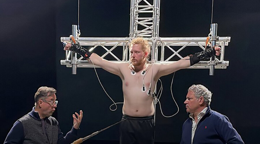 In der Serie „Todesrätsel mit Tsokos und Liefers“ ermitteln der Gerichtsmediziner Michael Tsokos (r) und der Schauspieler Jan Josef Liefers (l) gemeinsam. Dieses Mal geht es um den Tod Jesu. Foto: RTL