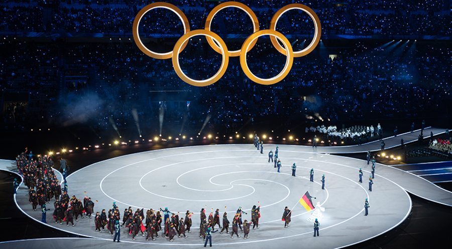 Das deutsche Team präsentiert sich bei der Eröffnungsfeier der Oympischen Winterspiele:  Christen im Sport ermutigen, ihren Glauben im eigenen Umfeld zu leben. Foto: picture alliance HMB Media/Marc Niemeyer