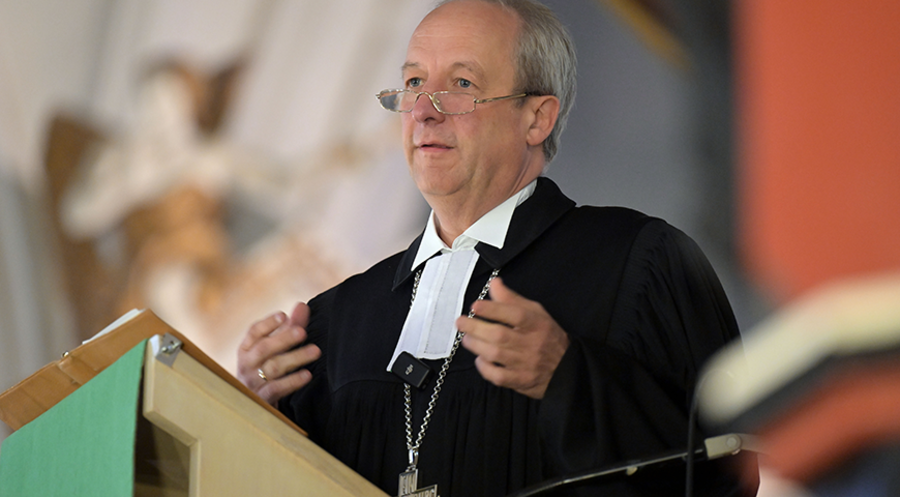 Landesbischof und EKD-Flüchtingsbeauftragter Christian Stäblein: „Wo Menschen angegriffen, gefoltert und getötet werden, wird immer auch Gott angegriffen.“ Foto: picture alliance/dpa/Michael Bahlo