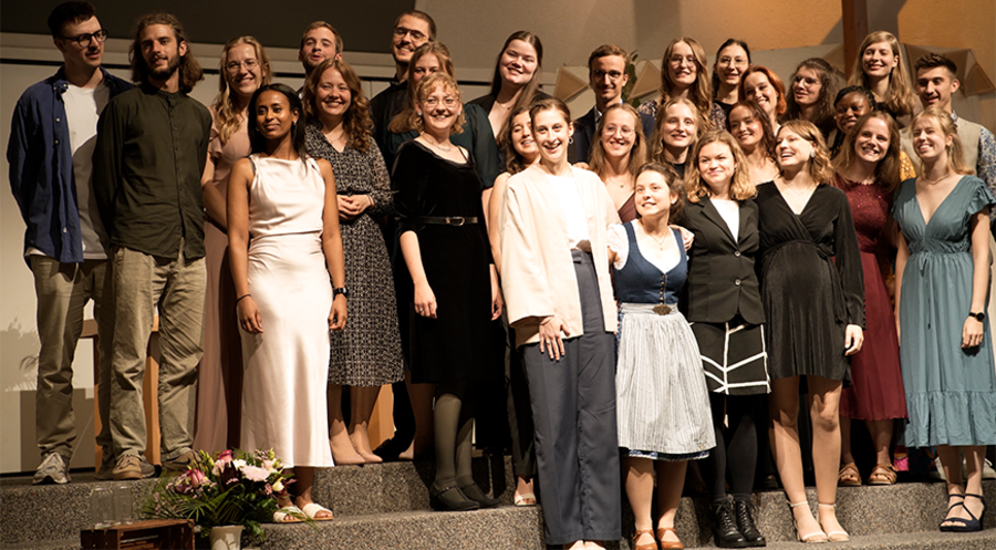 Die Absolventen der Evangelischen Hochschule Tabor in Marburg. Foto: EHT/Achim Hubener