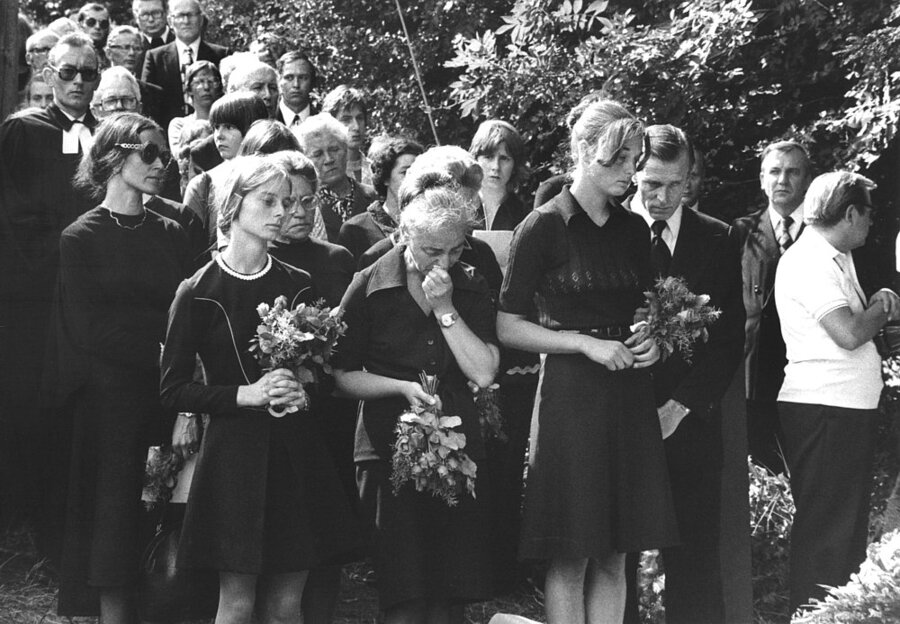 v.l.: Tochter Dorothea, Frau Christa Brüsewitz, Tochter Esther und der Bruder des Verstorbenen bei der Beisetzung. In der neuen Doku geben Familienangehörige und Freunde persönliche Einblicke. 
