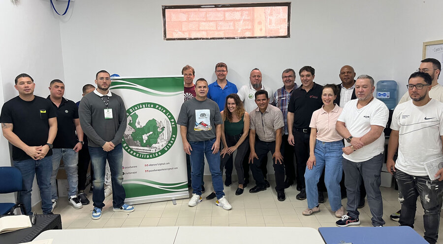 Tobias Merckle (6.v.r.) mit weiteren Mitarbeitern von Prison Fellowship bei einem Treffen mit Bandenchefs im Gefängnis der Stadt Itagüi. Foto: Confraternidad Carcelaria de Colombia (CCC)/Prison Fellowship Kolumbien