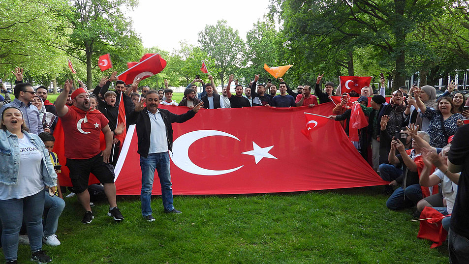 In Hamburg feierten Türken den Wahlsieg Recep Tayyip Erdogans. Foto: picture alliance