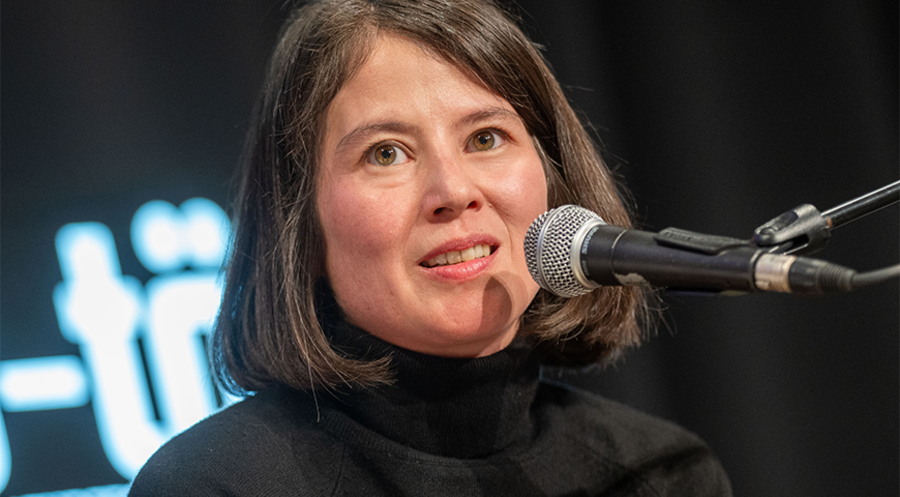 Die österreichische Autorin Milena Michiko Flašar während einer Lesung in Wien. Foto: picture alliance/GEORG HOCHMUTH/APA/picturedesk.com