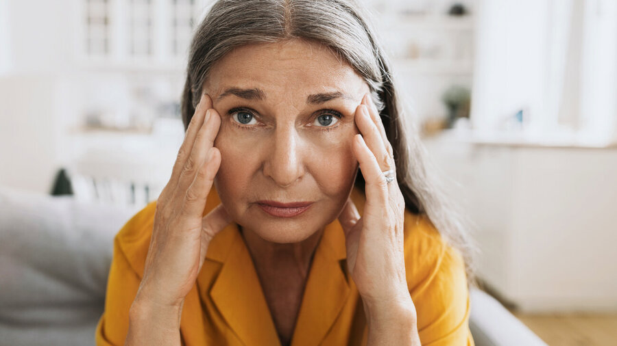 Bei Betroffenen von Alzheimer sterben nach und Nervenzellen im Gehirn ab. 