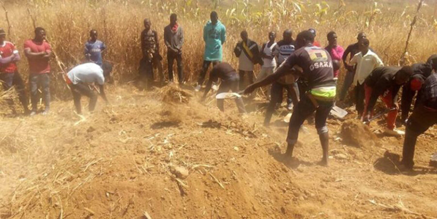 Die Ermordeten wurden am 8. November in einem Massengrab in ihrem Heimatdorf Rim beigesetzt. Foto: World Watch Monitor
