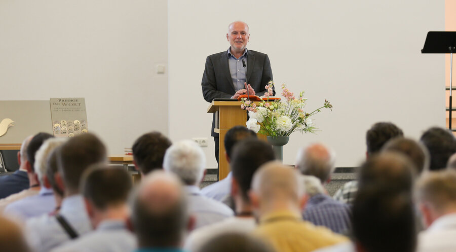 Dr. Heinrich Derksen auf der diesjährigen Predigerkonferenz in Lemgo. Foto: Predigerkonferenz