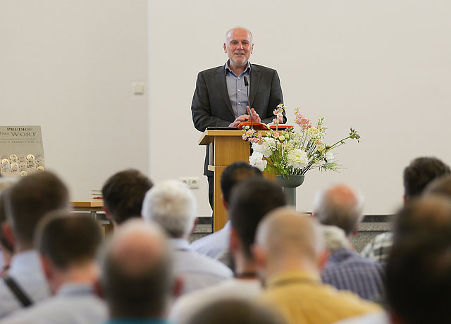 Dr. Heinrich Derksen auf der diesjährigen Predigerkonferenz in Lemgo. Foto: Predigerkonferenz