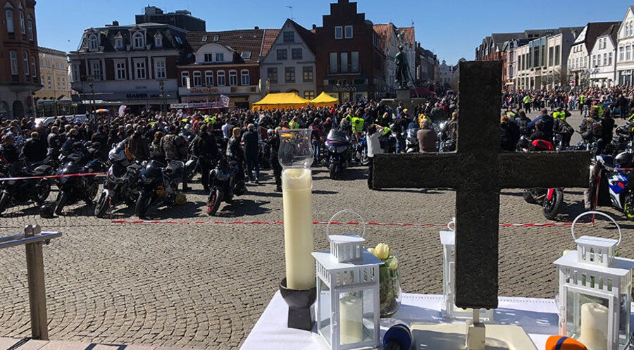 Die Teilnehmer des Motorradgottesdienstes in Husum warten auf die Ankunft des Motorrad-Corsos. Foto: Lars Lemke