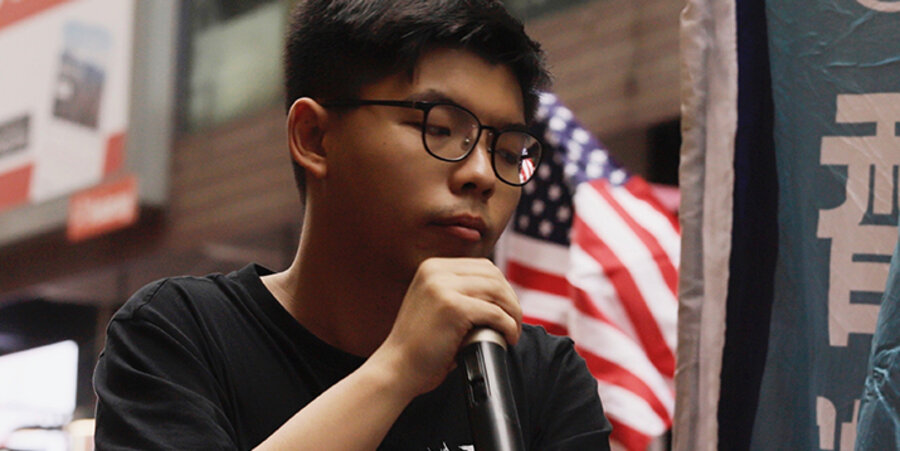 Joshua Wong (23) gilt als das Gesicht der sogenannten „Regenschirm-Bewegung“, die sich für mehr Demokratie in der Sonderverwaltungszone der kommunistischen Volksrepublik China einsetzt. Foto: picture-alliance/ZUMA Press