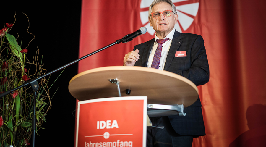 Der IDEA-Vorstandsvorsitzende Helmut Matthies begrüßte die Gäste zur Premiere des „Jahresempfangs“ in der Stadthalle Wetzlar. Foto: IDEA/Matthias Schmitt