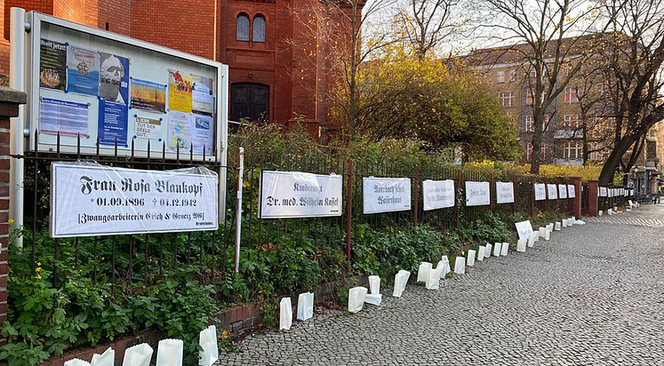 Unbekannte Täter rissen 20 Schilder vom Zaun. Foto: kkbs.de/Aljona Hofmann