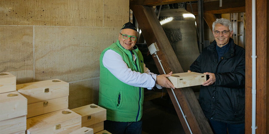 Bäcker und Konditoren lagern Christstollen in den Glockenturm der Frauenkirche in Dresden ein. Foto: Oliver Killig