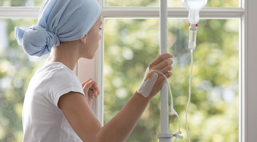 Anette Stork ist Seelsorgerin im im Kinder- und Jugendhospiz Bethel. Symbolfoto: iSTock/KatarzynaBialasiewicz