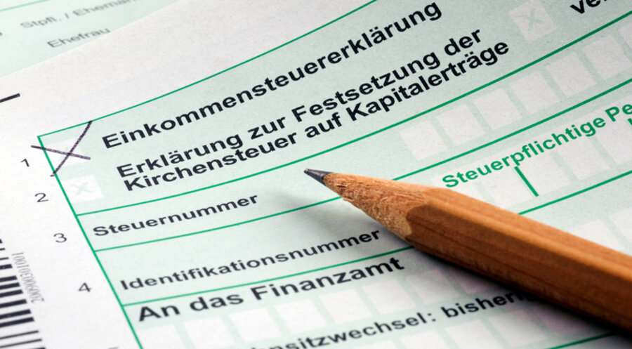 Die Zahl der Kirchenmitglieder geht zurück und somit auch das Kirchensteueraufkommen. Foto: iStock/filmfoto