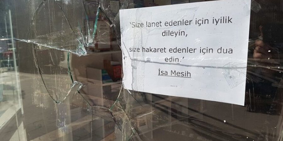 Kirchenvertreter hefteten an die zerstörte Scheibe ein Bibelzitat: „Segne diejenigen, die dich verfluchen, bete für diejenigen, die dich misshandeln. – Jesus Christus.“ Foto: World Watch Monitor